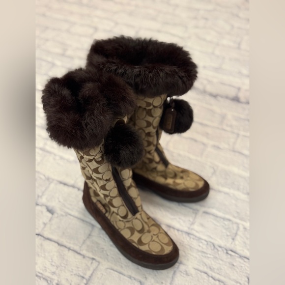 COACH THEONA WINTER BOOT SIGNATURE COACH PRINT FUR TRIM BOOT size 8B - Picture 1 of 9